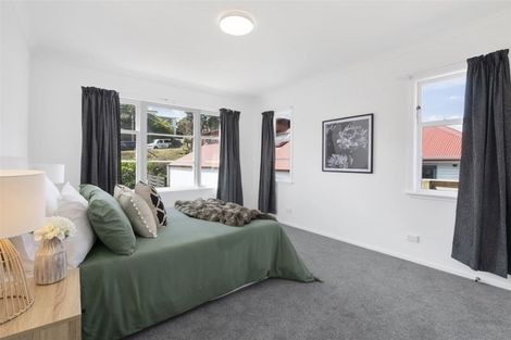 Photo of property in 36 Miles Crescent, Newlands, Wellington, 6037