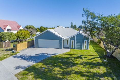 Photo of property in 23 Frimley Terrace, Waikanae Beach, Waikanae, 5036