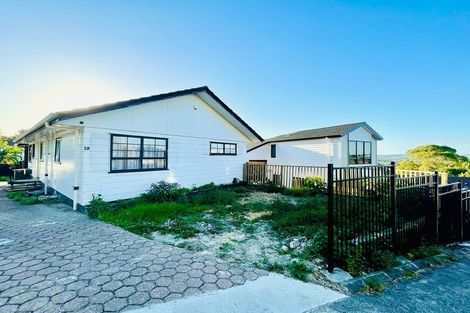 Photo of property in 19 Santiago Crescent, Unsworth Heights, Auckland, 0632