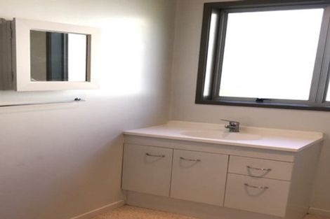 Photo of property in 32 Roick Parade, Glen Eden, Auckland, 0602