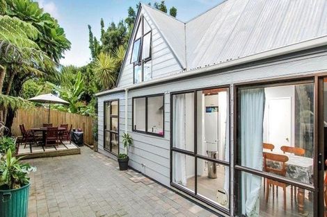 Photo of property in 16 Sylvan Crescent, Te Atatu South, Auckland, 0610