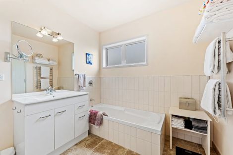Photo of property in 17 Hawaiian Parade, Arkles Bay, Whangaparaoa, 0932