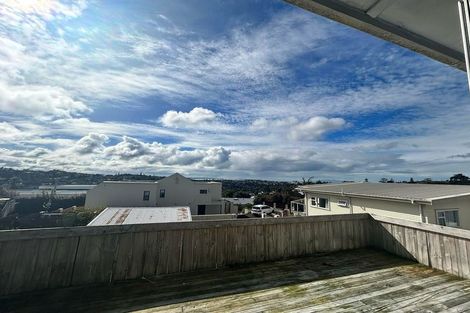 Photo of property in 2/119 Carlisle Road, Northcross, Auckland, 0632