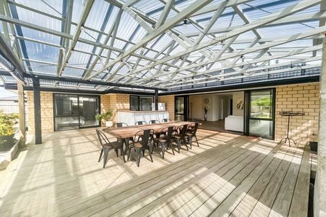 Photo of property in 17 Cyprus Place, Fitzherbert, Palmerston North, 4410