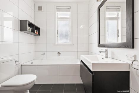 Photo of property in 27 The Parade, Island Bay, Wellington, 6023