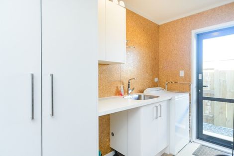 Photo of property in 48 Vaucluse Heights, Fitzherbert, Palmerston North, 4410