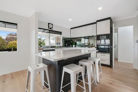Photo of property in 13 Sandpiper Grove, Unsworth Heights, Auckland, 0632