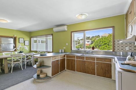 Photo of property in 8 Miles Crescent, Newlands, Wellington, 6037