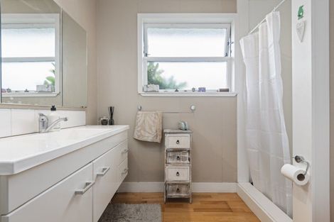 Photo of property in 14 Rakino Place, Awapuni, Palmerston North, 4412