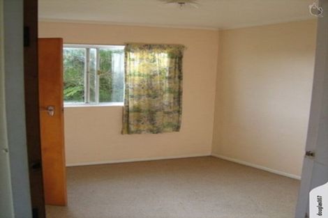 Photo of property in 8a Longcroft Terrace, Newlands, Wellington, 6037
