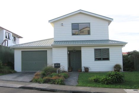 Photo of property in 16c Fernhaven Grove, Newlands, Wellington, 6037