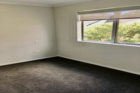 Photo of property in 2d/4 Sunnynook Road, Sunnynook, Auckland, 0620