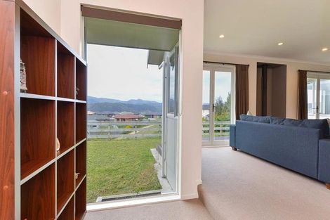 Photo of property in 31 Mcewen Crescent, Riverstone Terraces, Upper Hutt, 5018