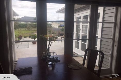 Photo of property in 10 Helga Crescent, Te Atatu Peninsula, Auckland, 0610