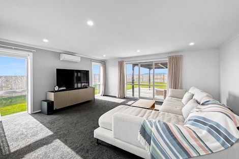 Photo of property in 74 Atlantic Drive, Fitzherbert, Palmerston North, 4410