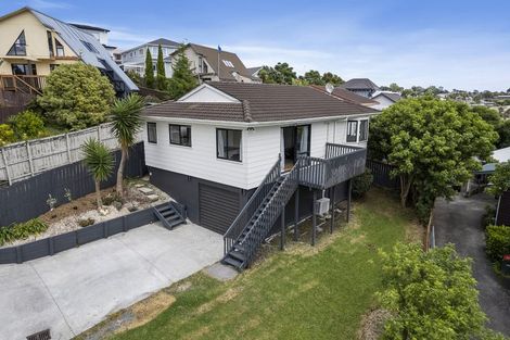 Photo of property in 1/19 Exeter Place, Unsworth Heights, Auckland, 0632