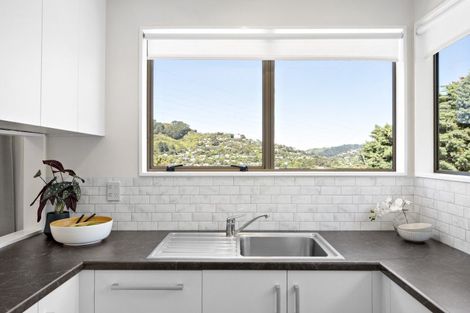 Photo of property in 5 Sasanqua Way, Crofton Downs, Wellington, 6035