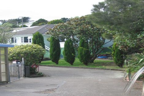 Photo of property in 15 Horokiwi Road West, Newlands, Wellington, 6037