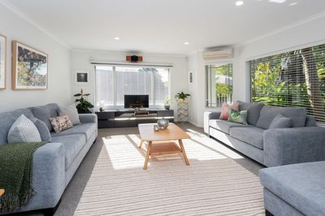 Photo of property in 35 John Brooke Crescent, East Tamaki Heights, Auckland, 2016