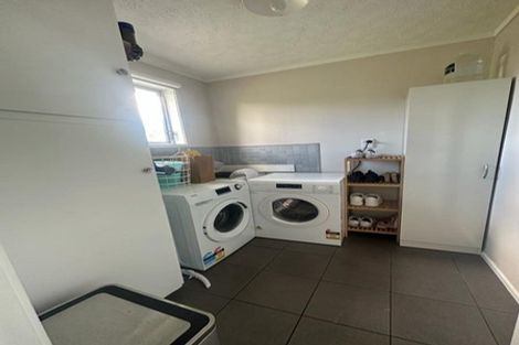 Photo of property in 14 Pukeroa Place, Papakura, 2110
