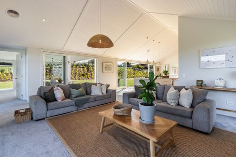 Photo of property in 5 Lens Way, Acacia Bay, Taupo, 3385