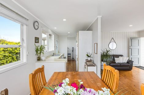 Photo of property in 11 Barker Rise, Northcross, Auckland, 0632