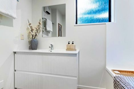 Photo of property in 17b Wynyard Crescent, Fernhill, Queenstown, 9300