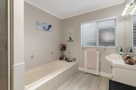 Photo of property in 6 Downing Place, Welcome Bay, Tauranga, 3112