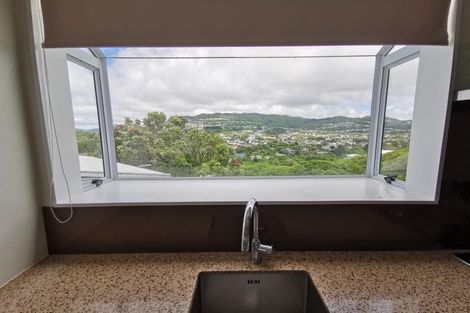 Photo of property in 12 Evesham Place, Newlands, Wellington, 6037