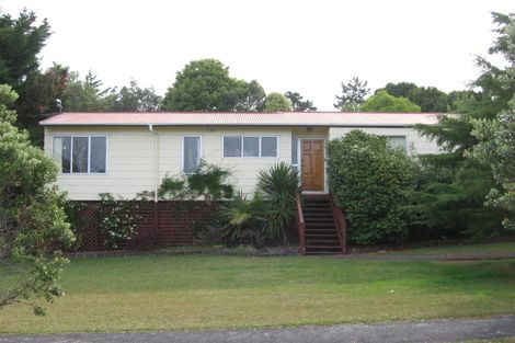 Photo of property in 8 Trengove Place, West Harbour, Auckland, 0618