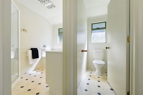 Photo of property in 12 Hastings Place, Hamilton Lake, Hamilton, 3204