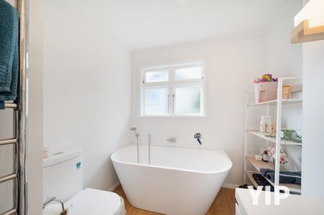 Photo of property in 6 Royston Way, Newlands, Wellington, 6037