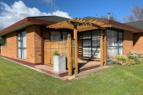 Photo of property in 23 Greenwood Place, Fitzherbert, Palmerston North, 4410