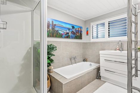 Photo of property in 6 Oystergrove Road, West Harbour, Auckland, 0618
