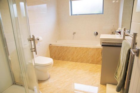 Photo of property in 18 Cooladerry Place, Rosehill, Papakura, 2113