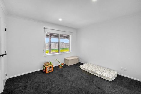 Photo of property in 74 Atlantic Drive, Fitzherbert, Palmerston North, 4410