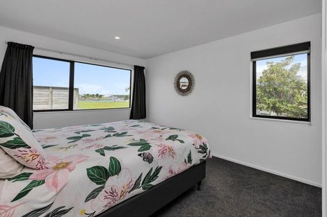Photo of property in 11 Waitemata Drive, One Tree Point, 0118