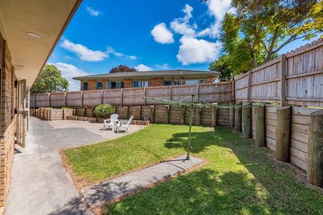 Photo of property in 28 Ginders Drive, Massey, Auckland, 0614