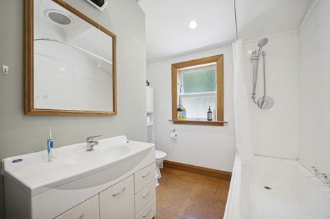 Photo of property in 49 Hungerford Road, Lyall Bay, Wellington, 6022