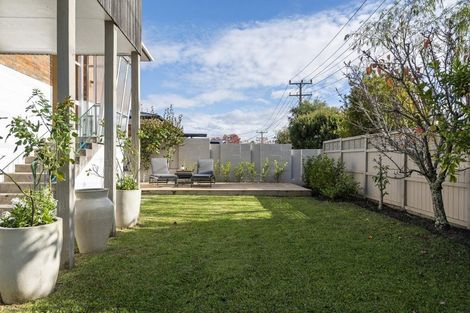 Photo of property in 33 Eversleigh Road, Belmont, Auckland, 0622