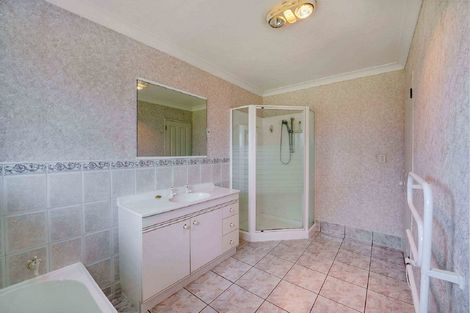 Photo of property in 2 Oakwood Place, Pukekohe, 2120