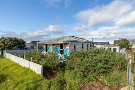 Photo of property in 87 Hinau Street, Castlecliff, Wanganui, 4501