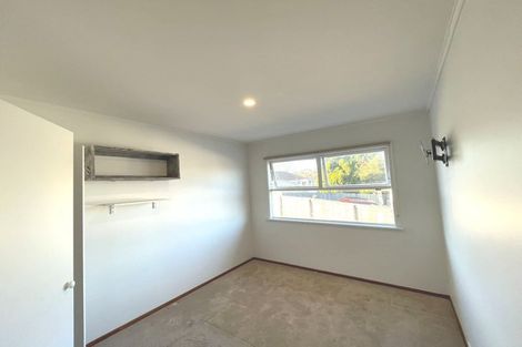 Photo of property in 15 La Rosa Street, Green Bay, Auckland, 0604