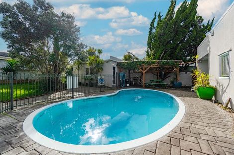 Photo of property in 14a Hinekohu Street, New Lynn, Auckland, 0600