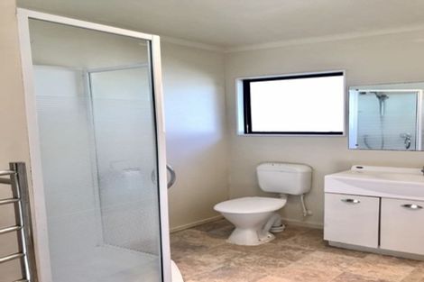Photo of property in 19 Springside Place, New Lynn, Auckland, 0600