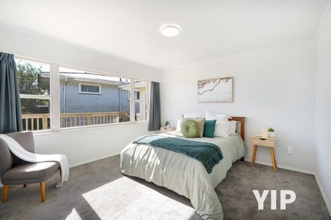 Photo of property in 22 Longcroft Terrace, Newlands, Wellington, 6037