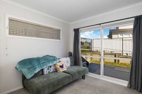 Photo of property in 11 Cirrus Close, Newlands, Wellington, 6037