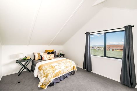 Photo of property in 10 Kakariki Grove, Waikanae, 5036