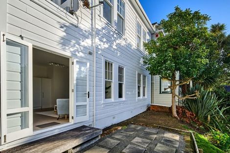 Photo of property in 32 Maarama Crescent, Aro Valley, Wellington, 6021