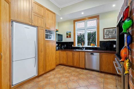Photo of property in 210 Oriental Parade, Oriental Bay, Wellington, 6011